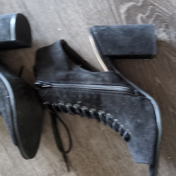 Shoes - Picture 2 of 9